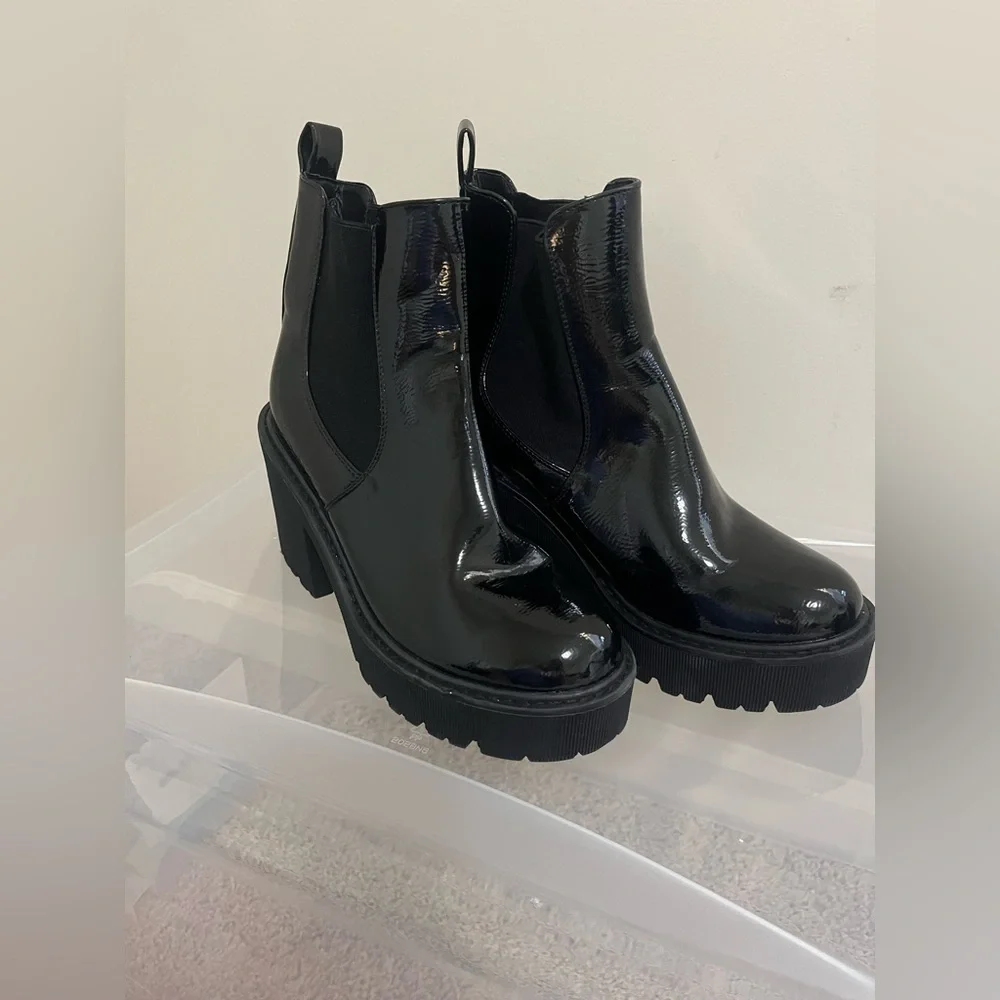NWOT Dirty Laundry Yikes Waterproof Platform Chelsea Lug Boot Size 6 - Picture 3 of 10